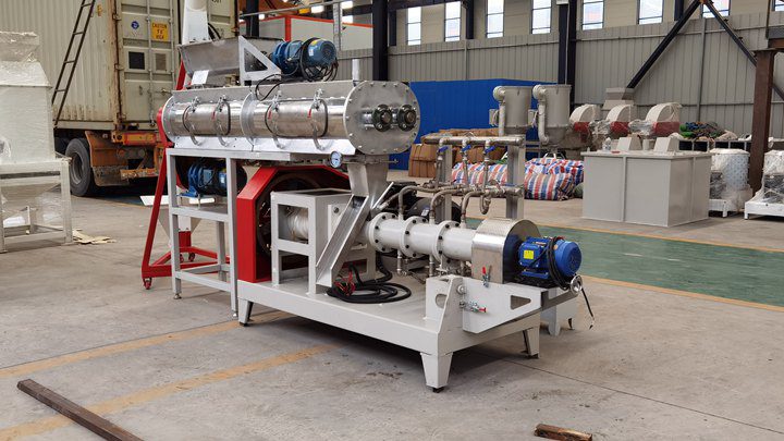 Floating fish feed machine in wet way